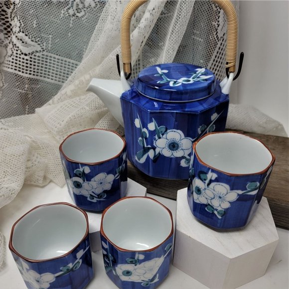 Japanese White Blue Floral Hand Painted Tea Pot & 4 Cup Set Made in Japan Vintag - Picture 3 of 10